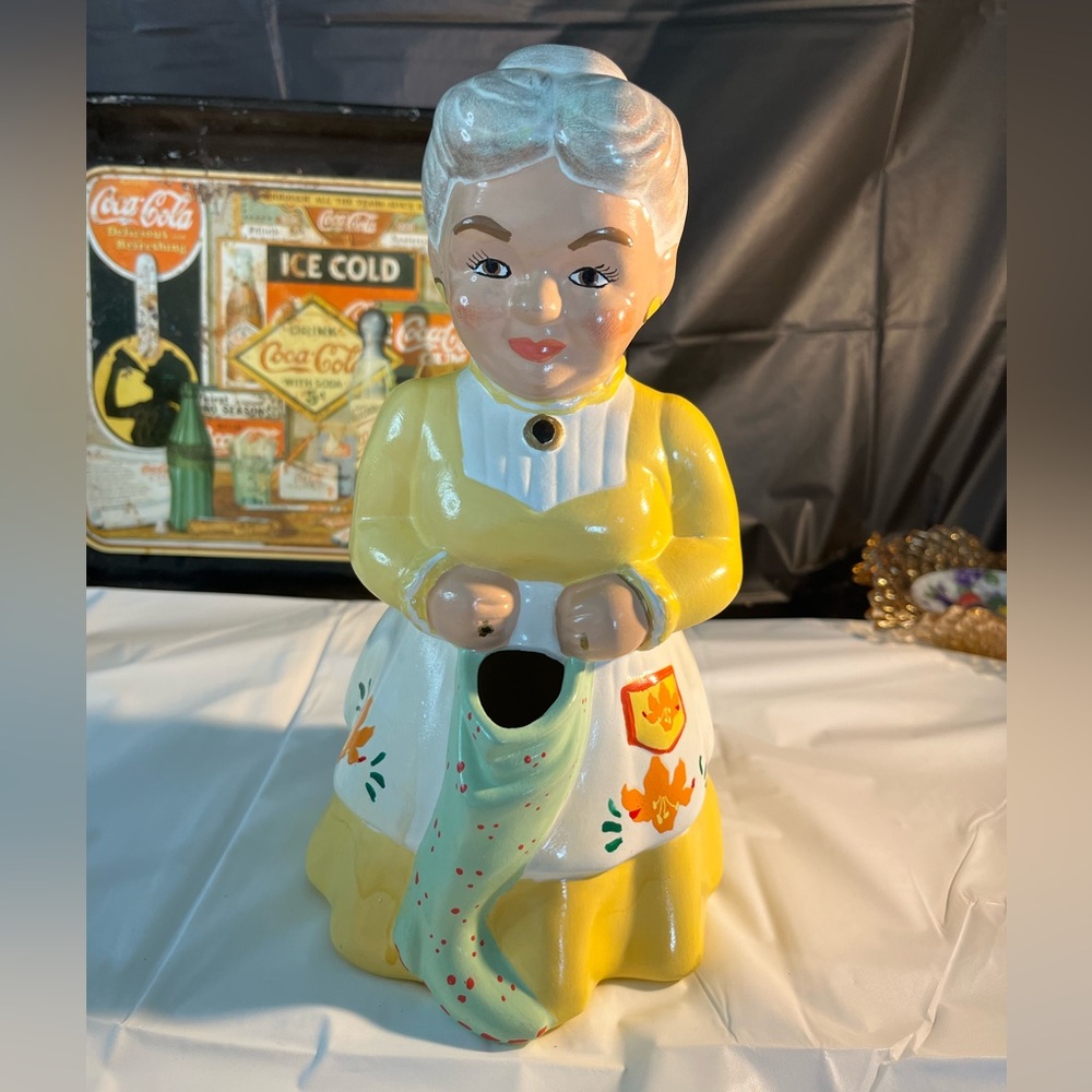 Vintage Atlantic mold Mrs.Clause on a sunny day😉